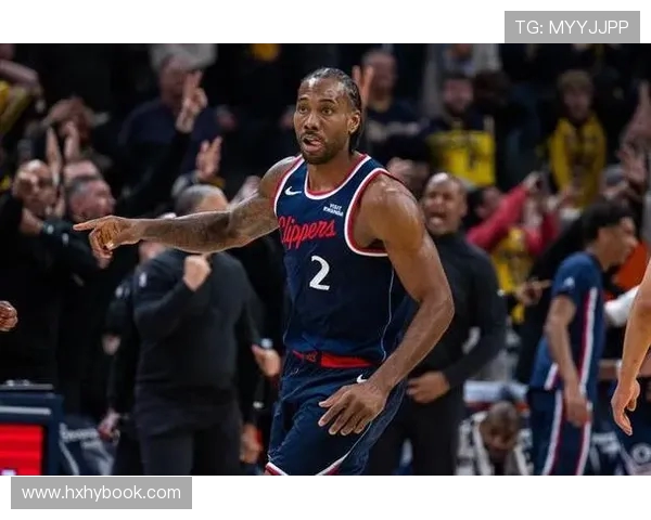 伦纳德首节表现积极6投2中收获5分2篮板1助攻并完成精彩快攻隔扣